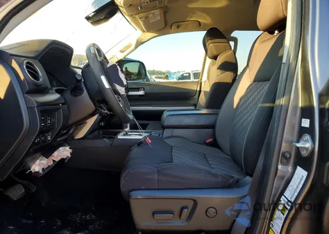 2021 Toyota Tundra Crewmax Sr5 z USA, uszkodzony, nr VIN 5TFDY5F15MX022631